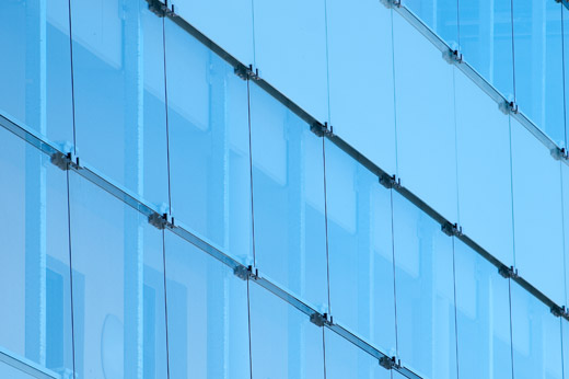 Großflächige Glasfassade eines Gebäudes